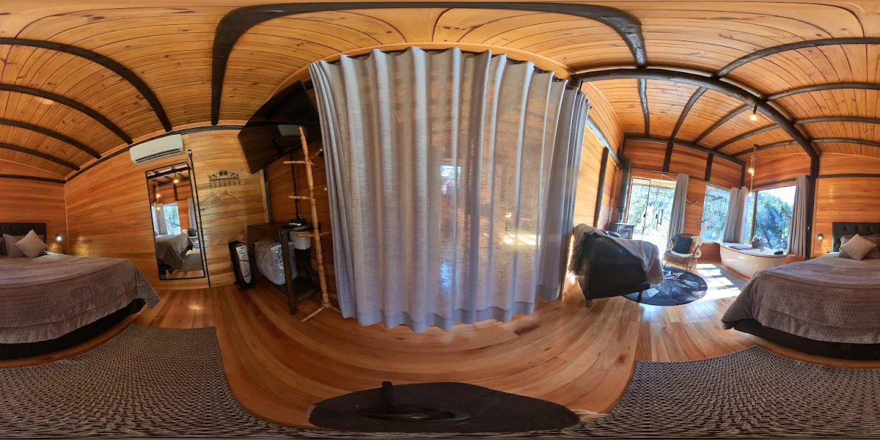 Vista panorâmica 360 graus do quarto e da sala da Cabana Araucária