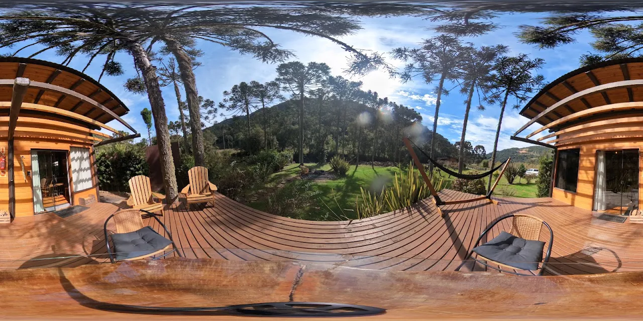 Vista panorâmica 360 graus do deck e do jardim da Cabana Araucária