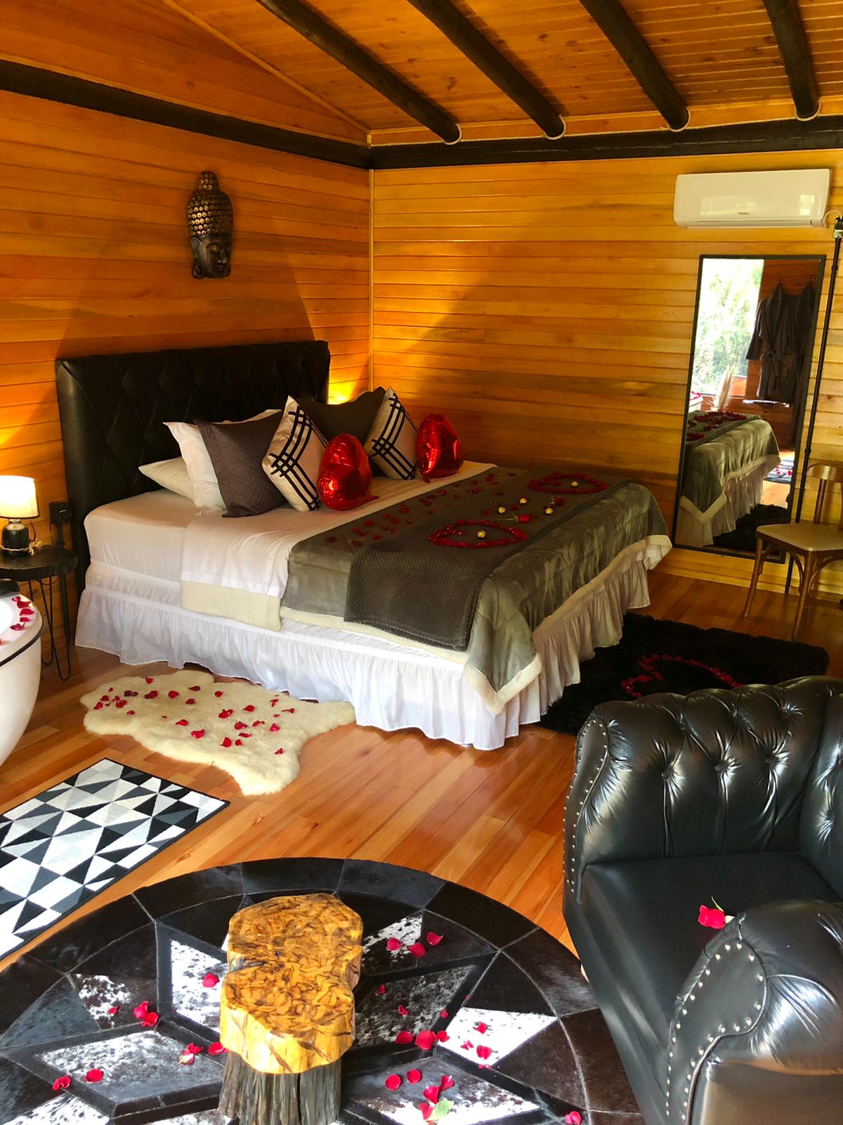 Quarto romântico da Cabana Araucária preparado para um casal