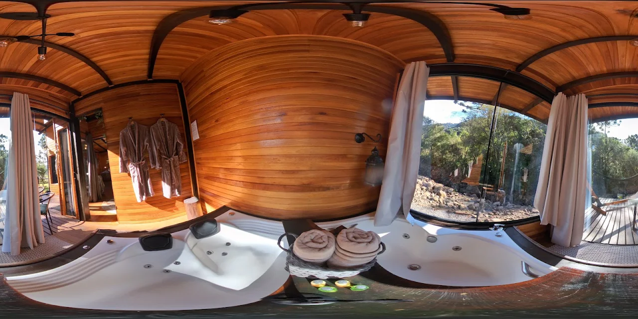 Vista panorâmica 360 graus da hidromassagem da Cabana do Rio diante da mata