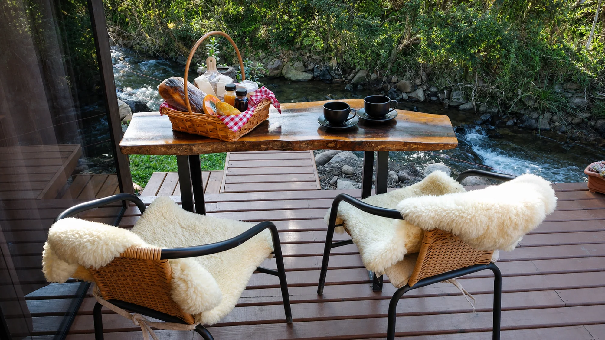 Café da manhã servido no deck ao lado do riacho
