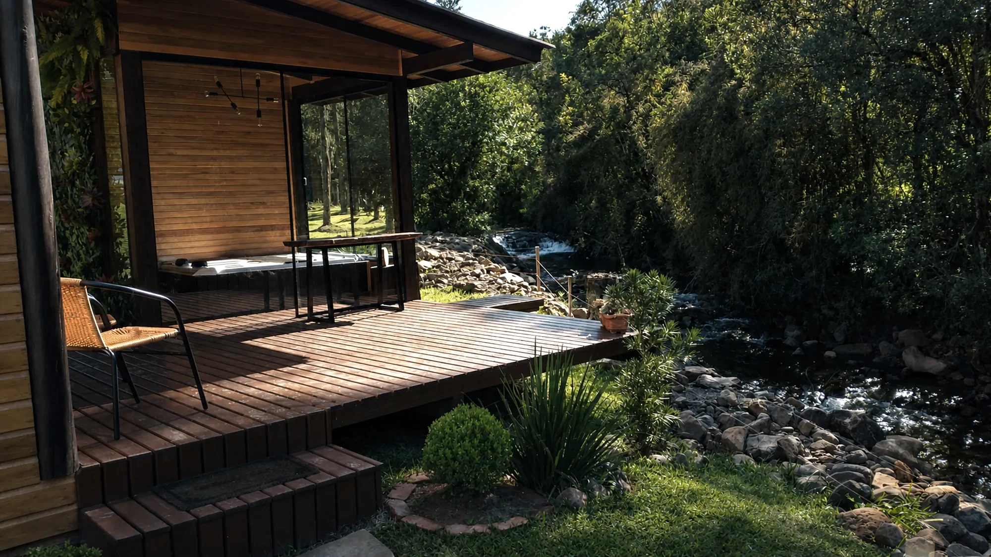 Cabana de madeira com deck junto ao riacho em Urubici