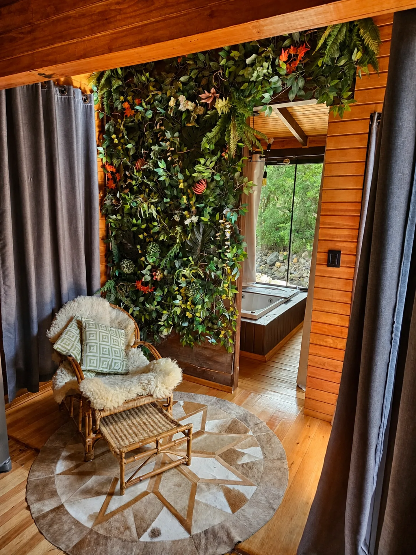 Poltrona de leitura ao lado do jardim vertical e da hidromassagem da Cabana do Rio