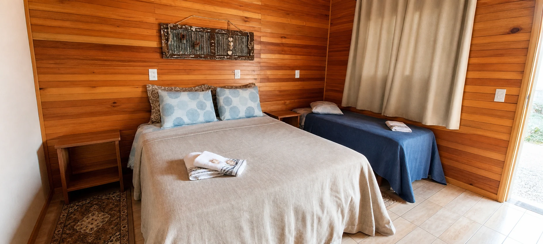 Quarto da Pousada Sentiero com uma cama de casal e uma cama de solteiro